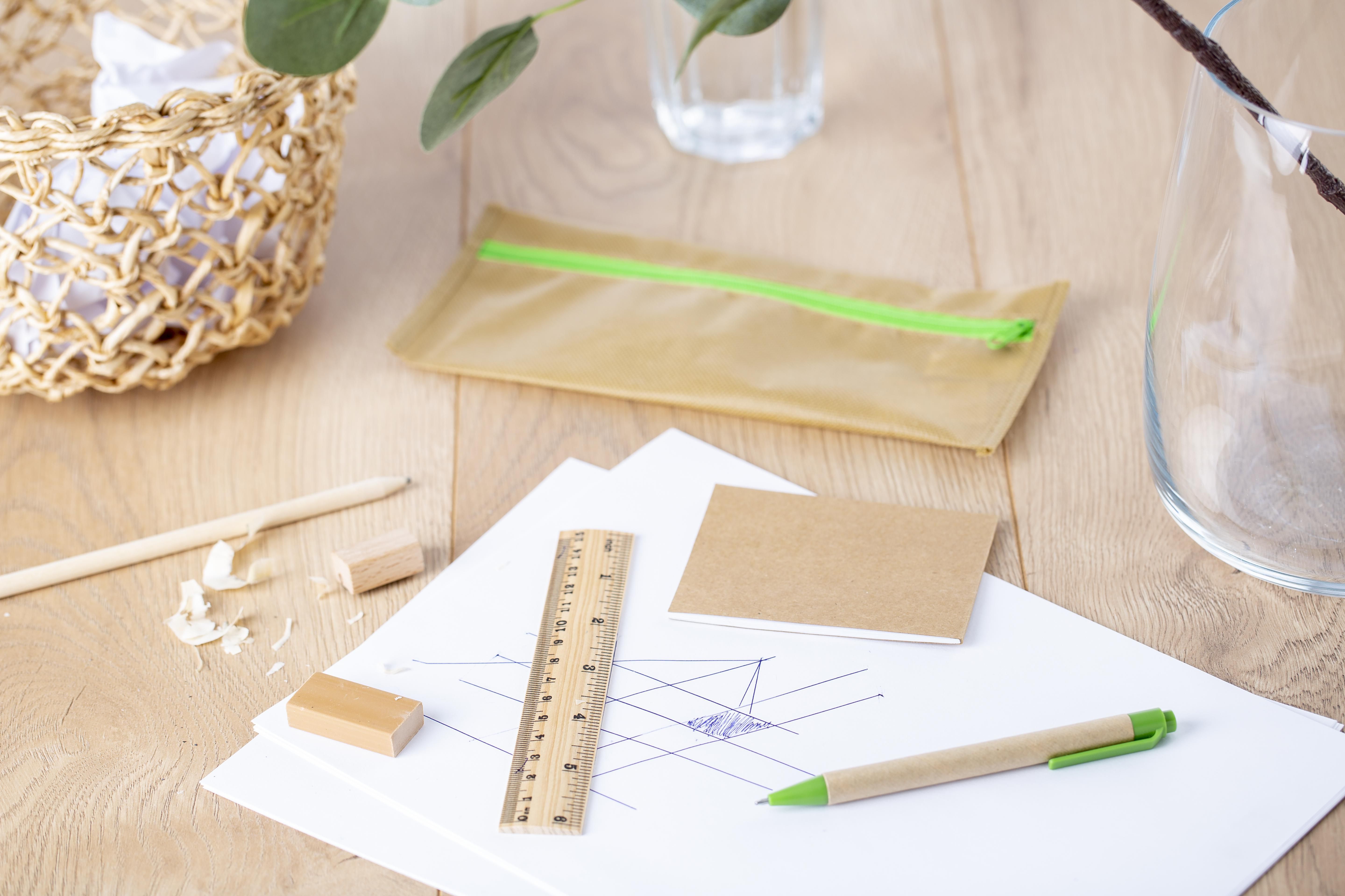 Estuche de nonwoven con set de escritura Bilal