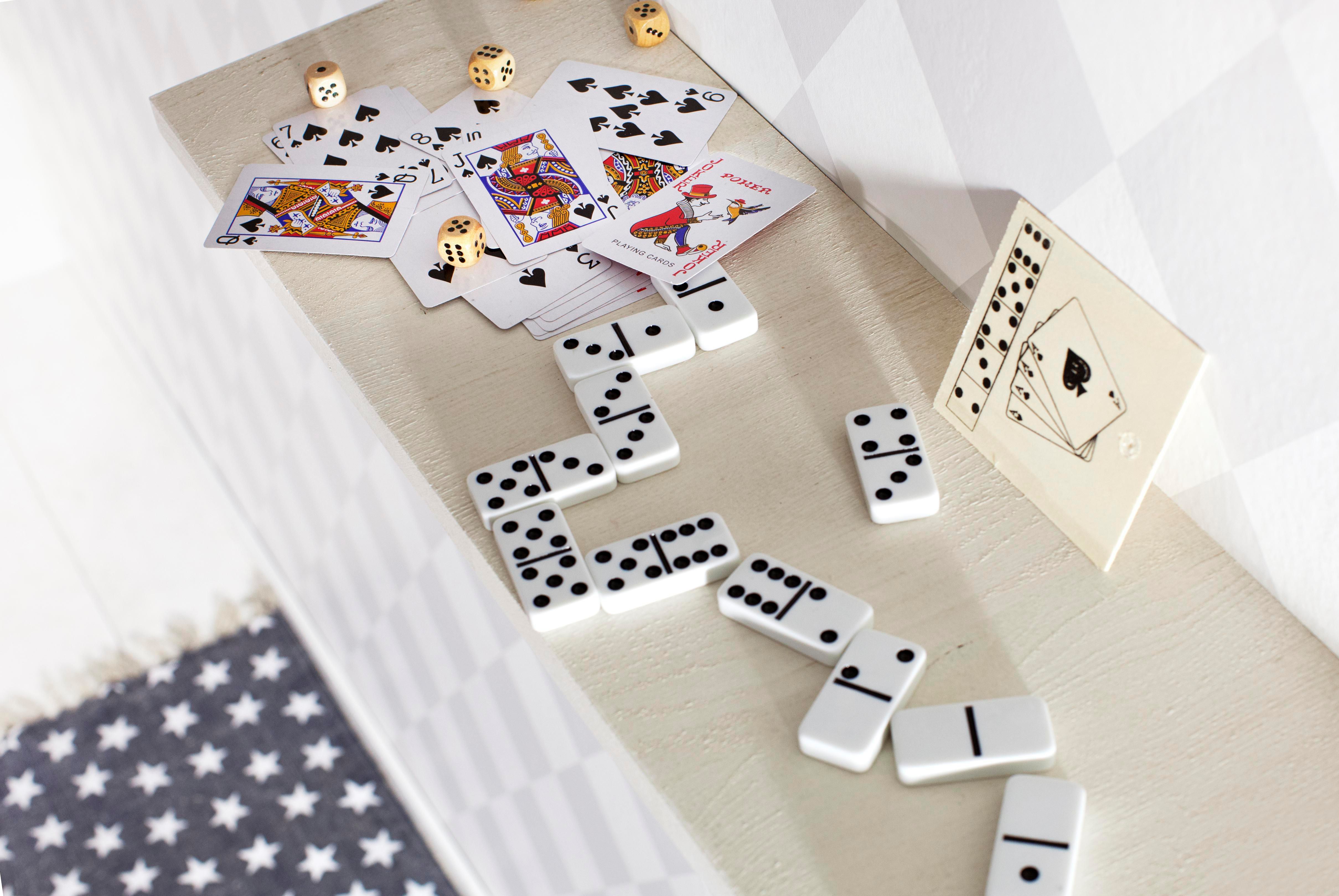 Caja de madera con naipes y dados Myriam