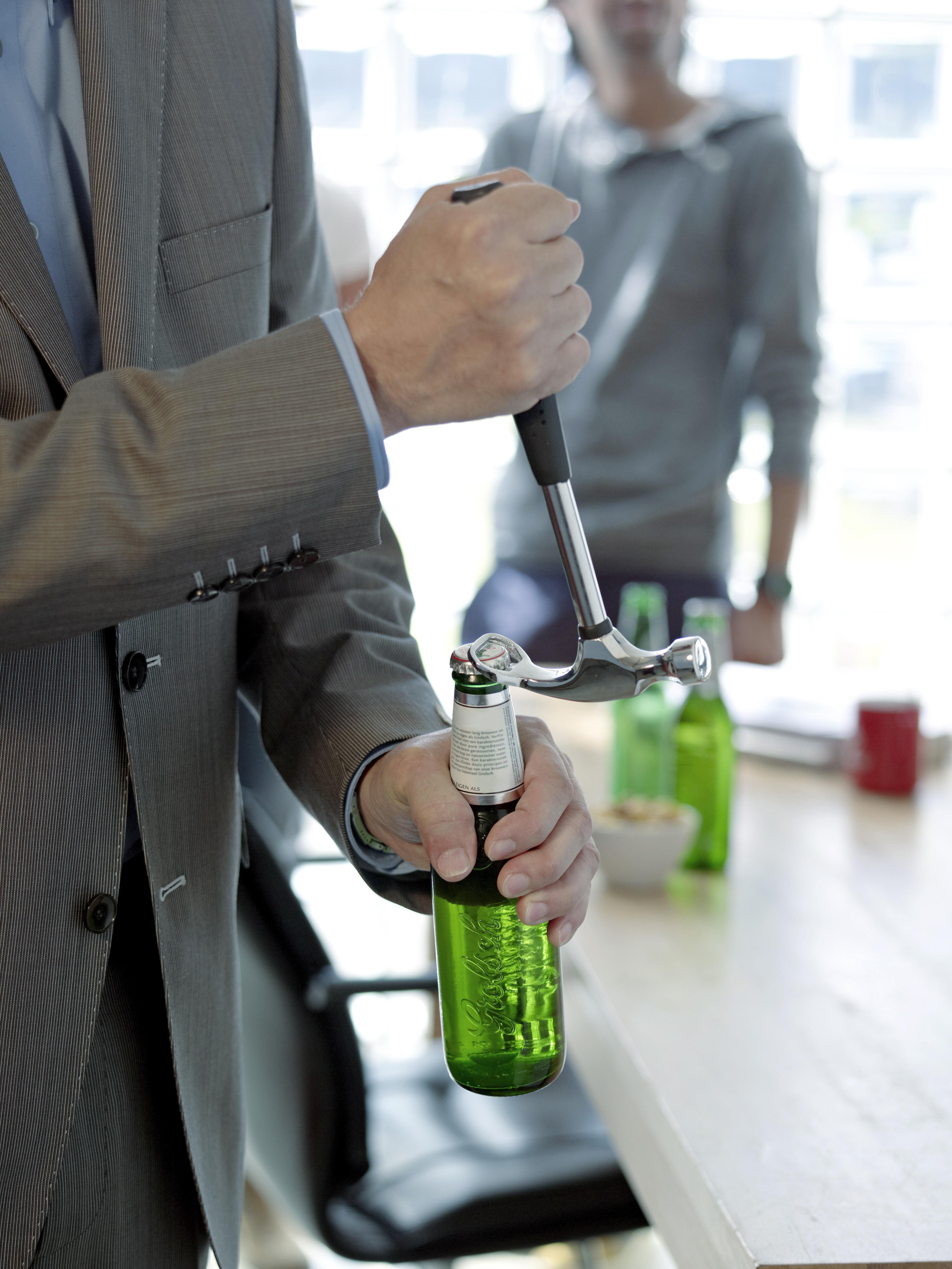 Martillo de acero con abrebotellas Omar