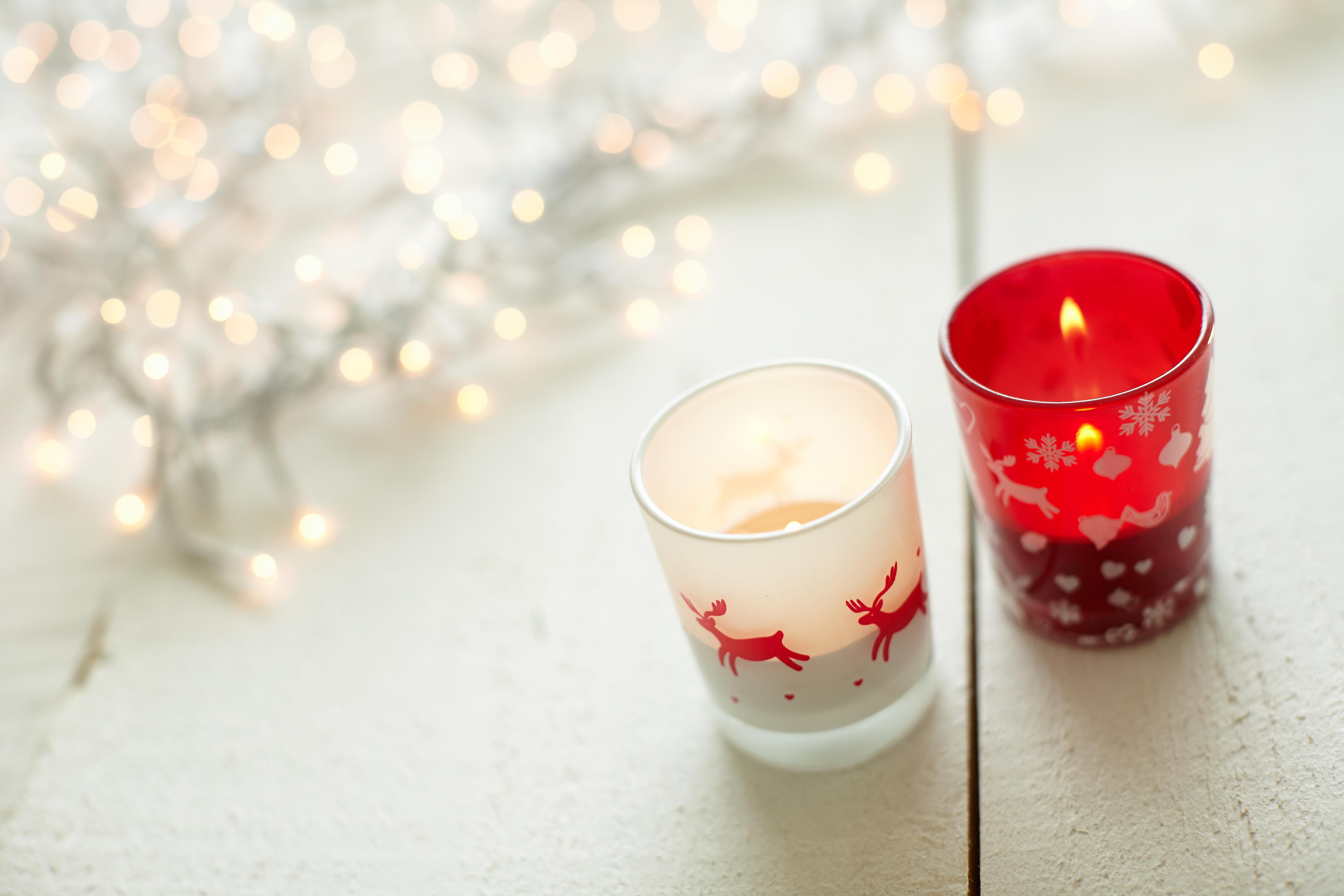 Vaso de cristal con vela y decorado navideño. Kirsten