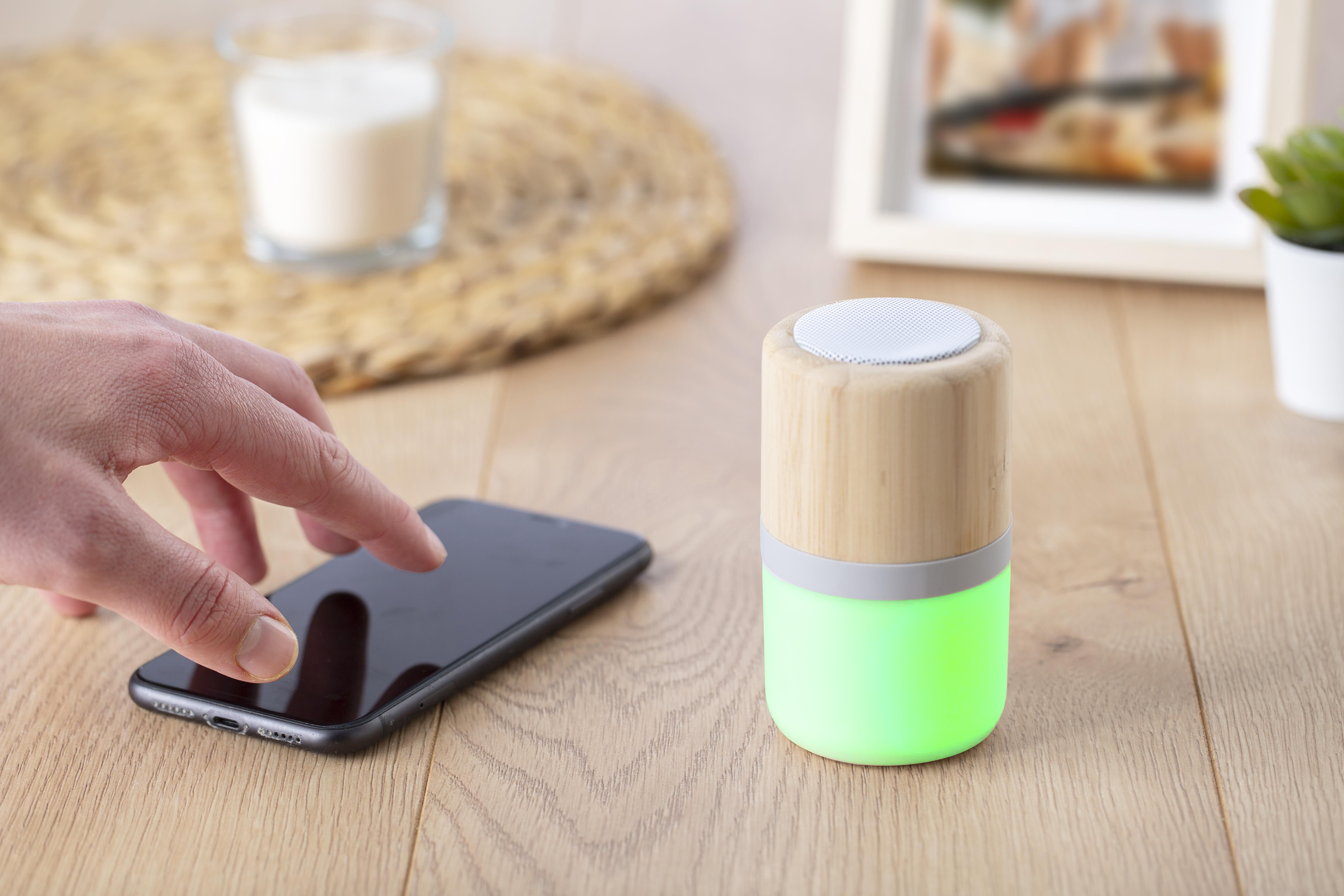 Altavoz inalámbrico de bambú con LED Salvador